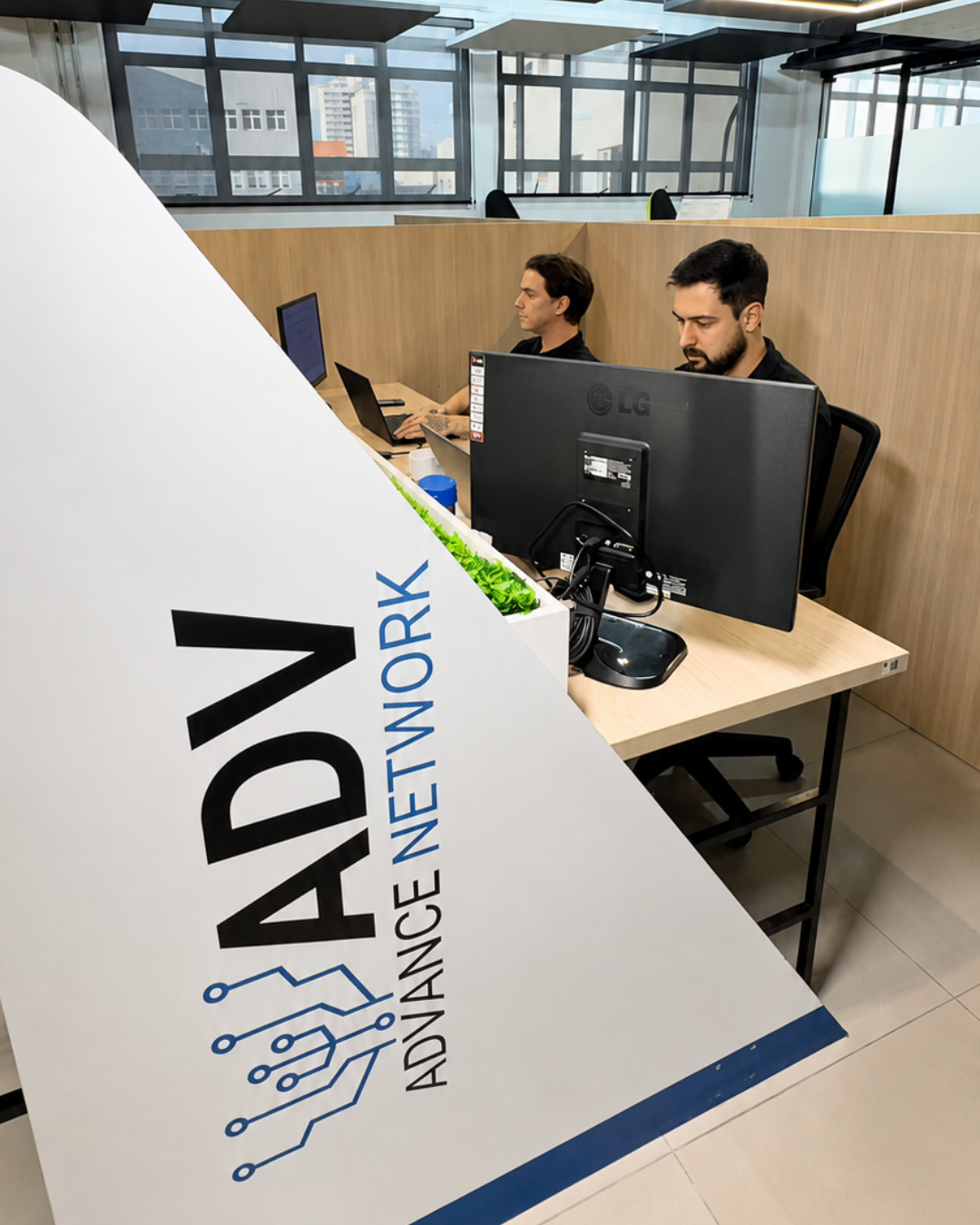 Equipe da ADV Advance Network trabalhando no monitoramento e na operação de redes no escritório.